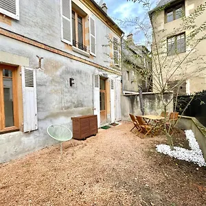 https://la-maison-des-cours-wifi-centre-ville.hotels-rhonealpes.com